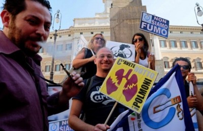 Les magasins de vape italiens manifestent contre la taxe à Rome