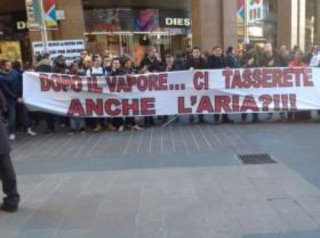 Manifestation contre la taxe antivape en Italie : "Après la vapeur, vous allez aussi taxer l'air ?", demande la banderole