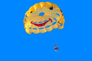 Le parachute n'a jamais été testé en double-aveugle. Faut-il ne pas l'utiliser par principe de précaution ?